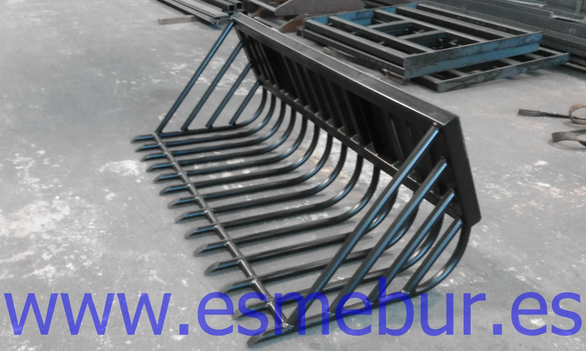 Cazos, palas e implementos agrícolas de Esmebur sobre estructura azul